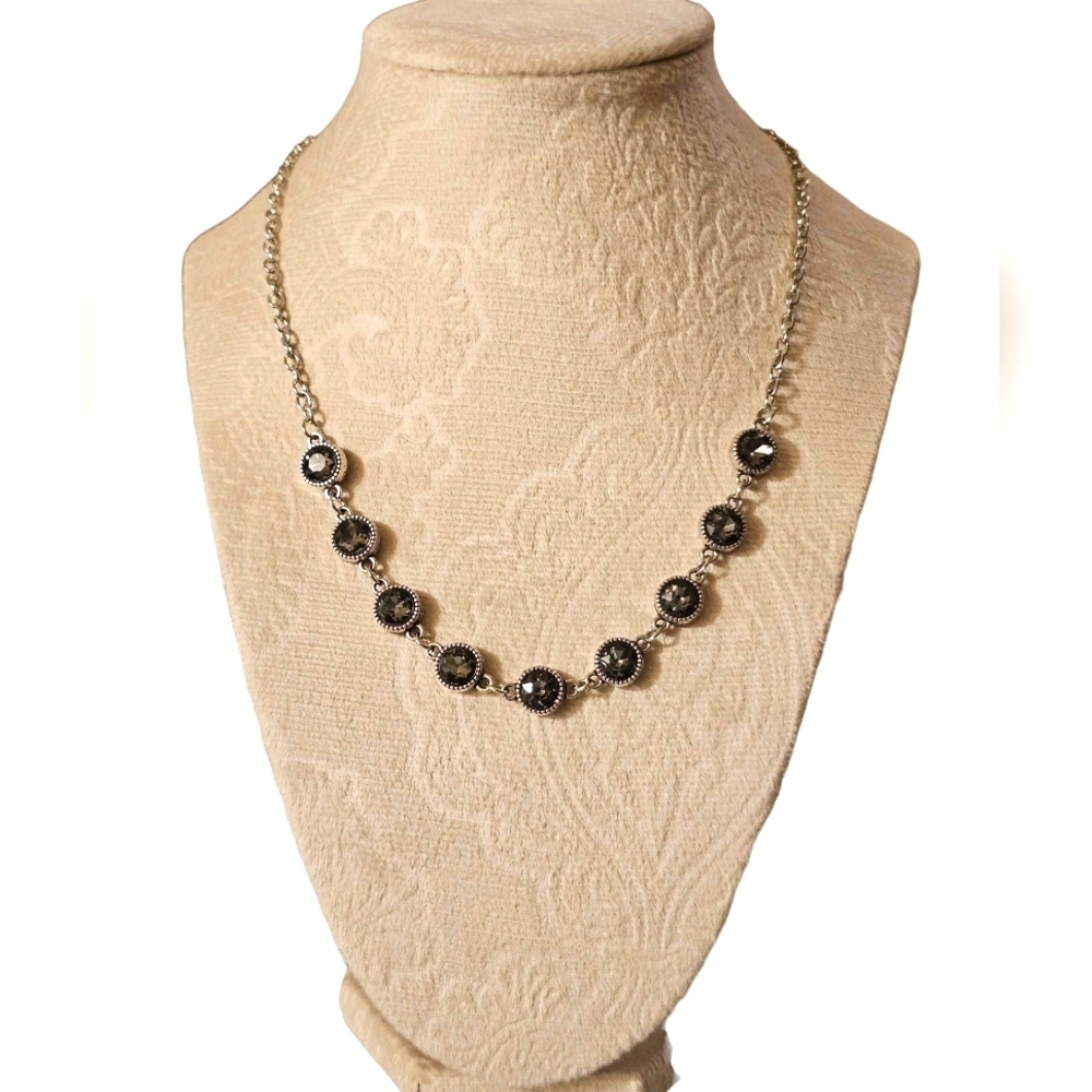 Elegant Silver Necklace with Black Accents N2P12
